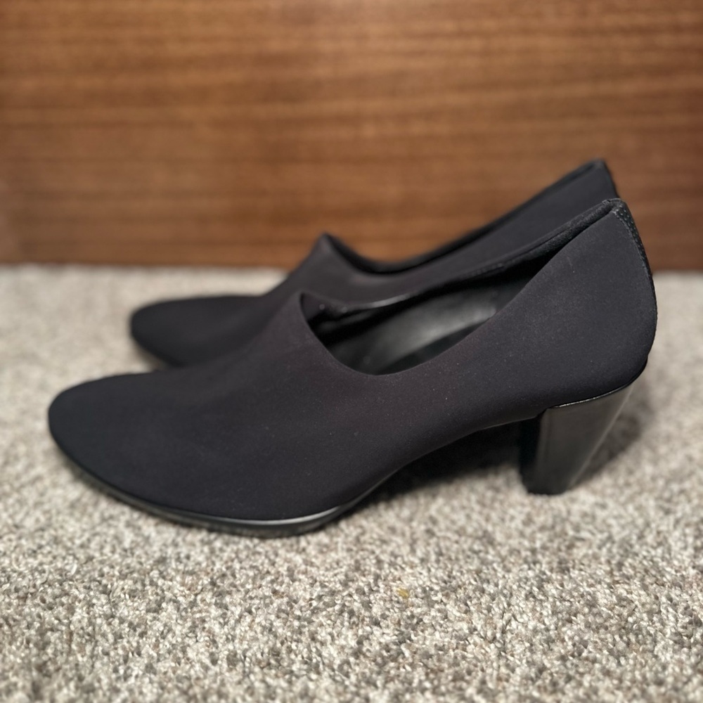 Ecco Black Heels Sleek Minimalist Design - Picture 5 of 7